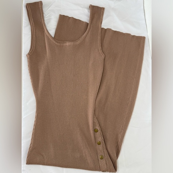 Windsor Dresses & Skirts - Windsor Tan Ribbed Midi Slit Dress | Size L